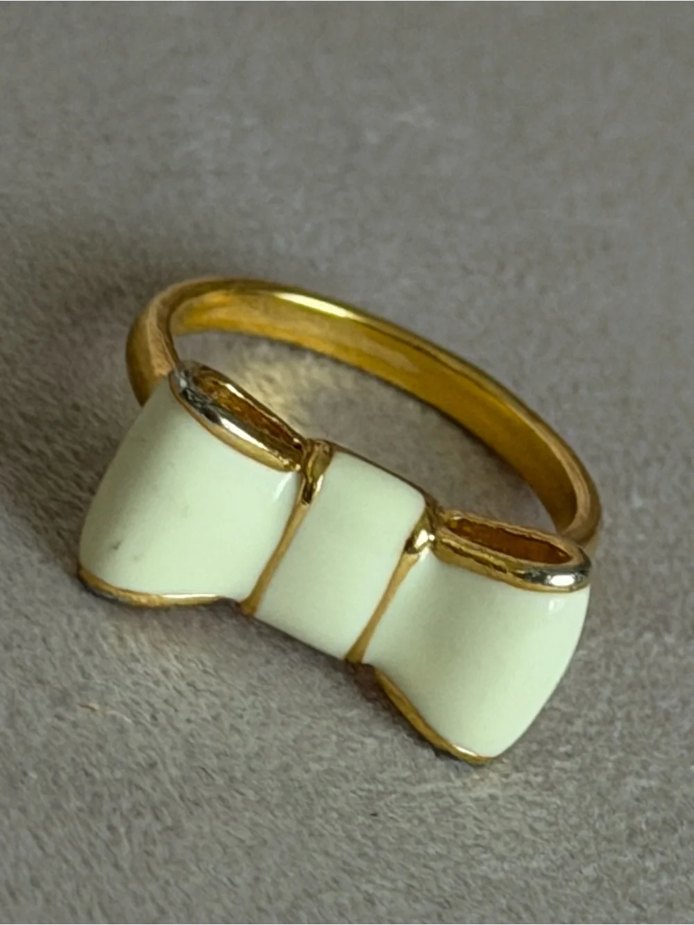 Kate Spade New York “Take a Bow” Enamel Ring in Cream/Ivory
